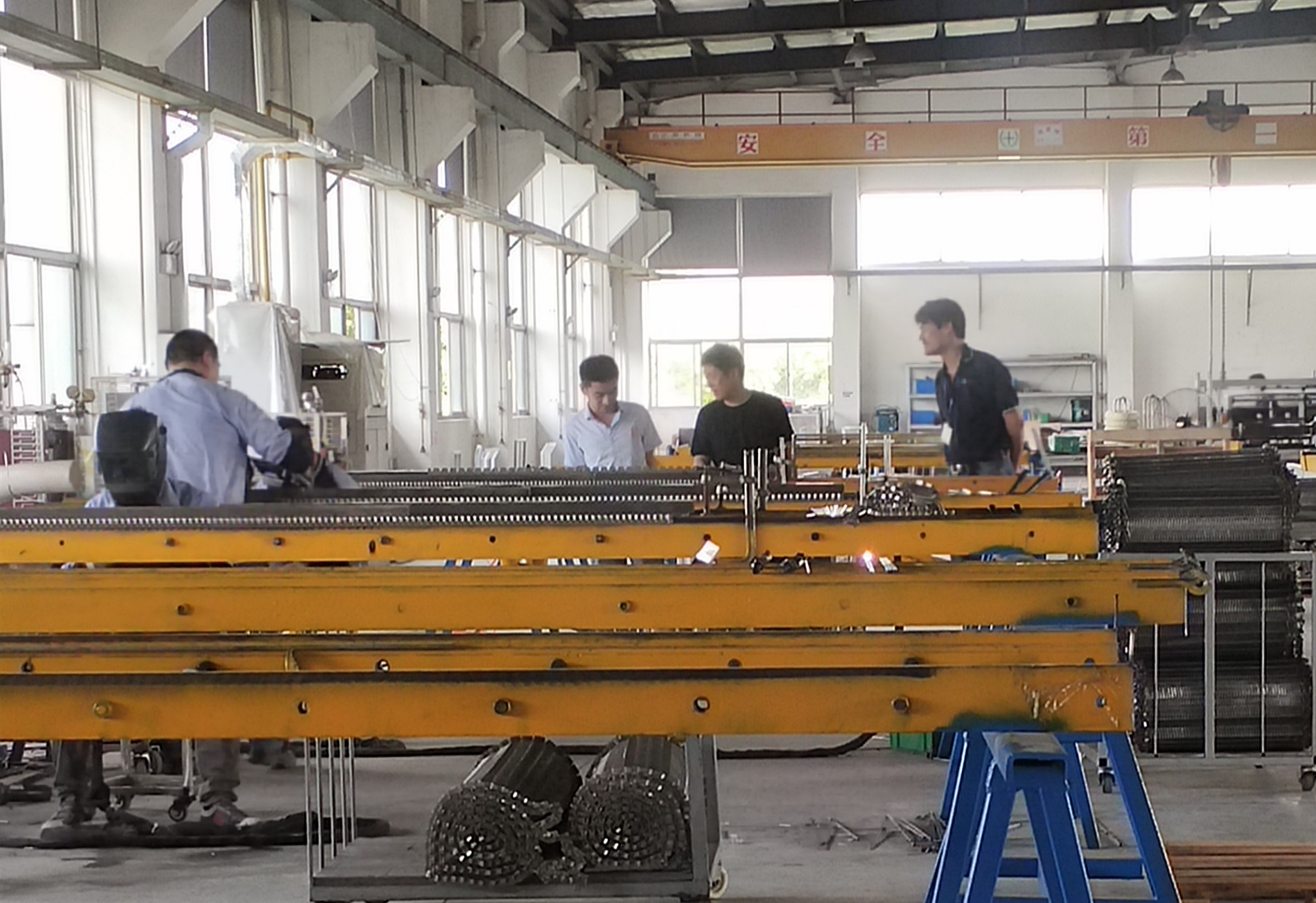 客戶(hù)考察不銹鋼網(wǎng)帶生產(chǎn)流程