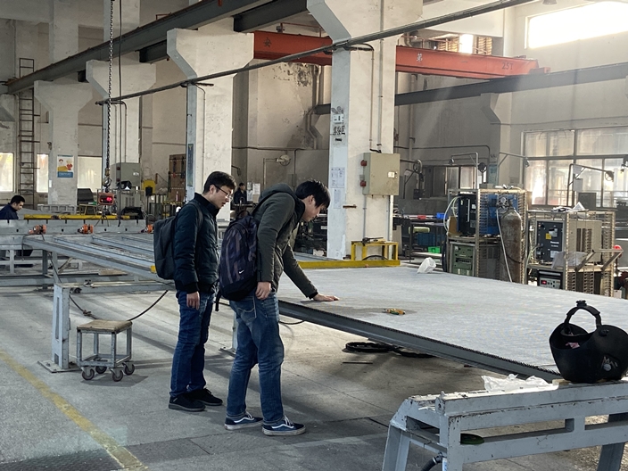 客戶來(lái)廠考察不銹鋼網(wǎng)帶的制作流程