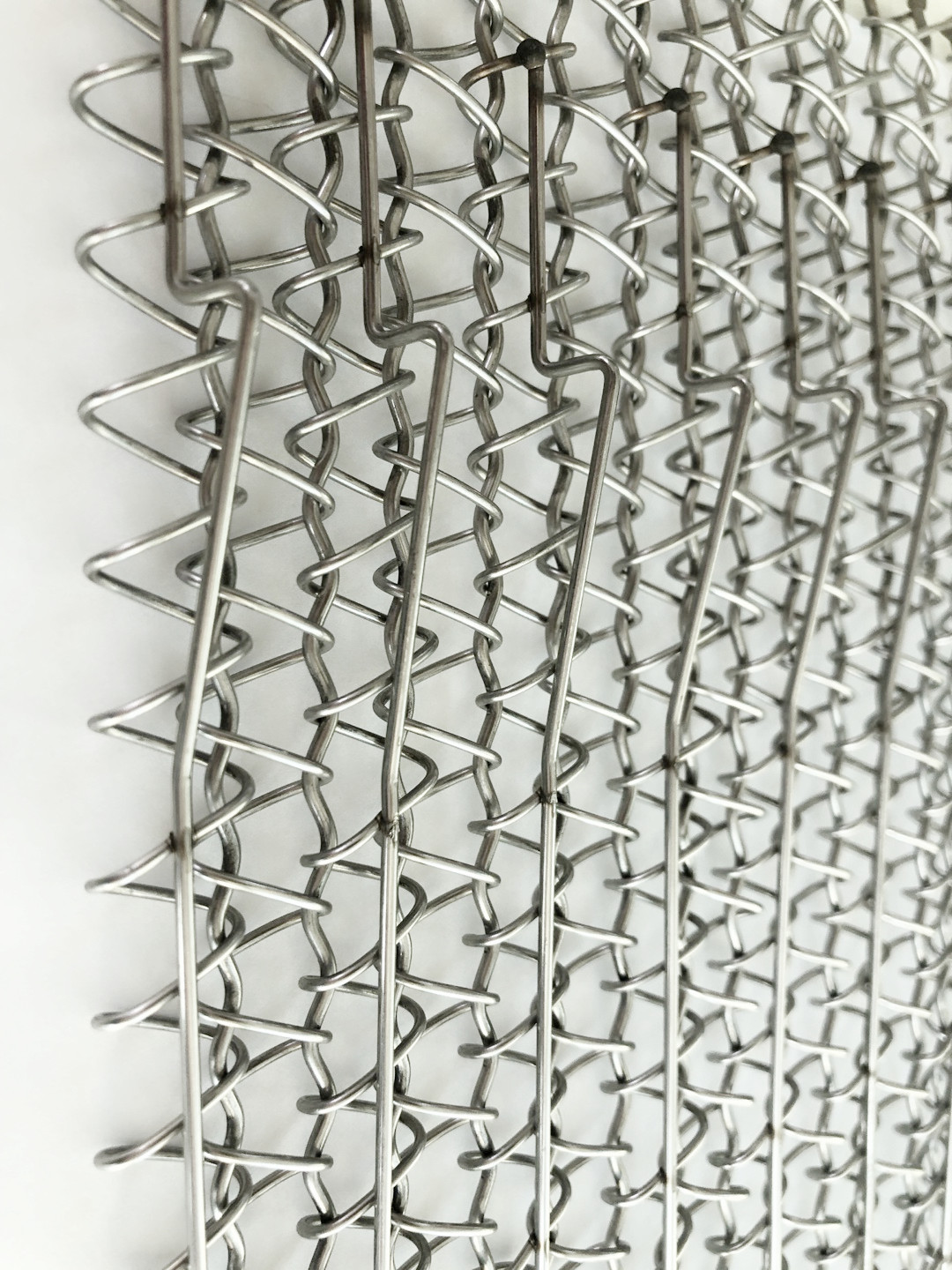 太陽能光伏網(wǎng)帶在會(huì)受到哪些離子因素影響，清潔上注意哪里？